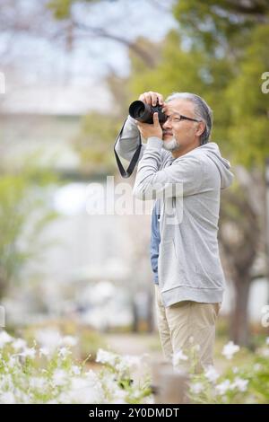 Un uomo anziano che fa una foto Foto Stock