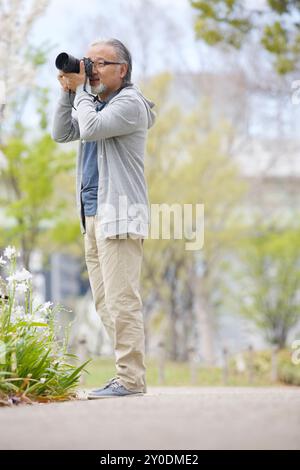 Un uomo anziano che fa una foto Foto Stock