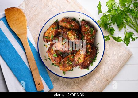 Ali di pollo marinate al barbecue. Tabella con vista dall'alto. Foto Stock