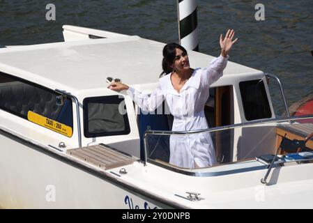 Lido di Venezia, Italia. 30 agosto 2024. Rocío Muñoz Morales arriva al molo dell'Excelsior Hotel al Lido di Venezia per la 81a Mostra del Cinema di Venezia. Credito: @ALollo/ Foto Stock