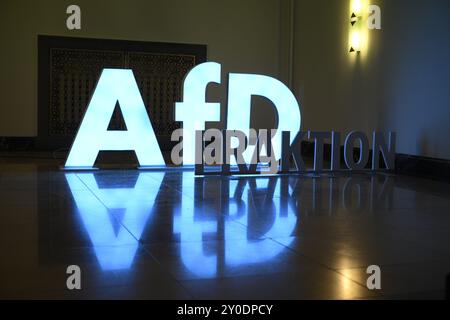 Erfurt, Germania. 1 settembre 2024. Il cartello "AfD Fraktion" si trova nel parlamento statale. Il partito elettorale si è tenuto in Turingia domenica. Crediti: Daniel Vogl/dpa/Alamy Live News Foto Stock