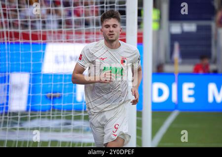 Heidenheim, Germania. 1 settembre 2024. Elvis Rexhbecaj (FC Augsburg #8) FC Augsburg vs. FC Heidenheim, 2. SPIELTAG; LE NORMATIVE DFL VIETANO QUALSIASI USO DI FOTOGRAFIE COME SEQUENZE DI IMMAGINI E/O QUASI-VIDEO. Credito: dpa/Alamy Live News Foto Stock