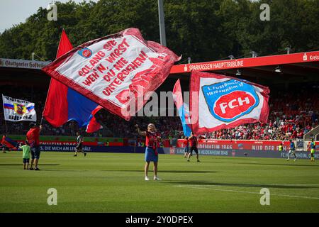 Heidenheim, Germania. 1 settembre 2024. Fahnenschwenken vs. dem Anstoß in der Voith-Arena; FC Augsburg vs. FC Heidenheim, 2. SPIELTAG; LE NORMATIVE DFL VIETANO QUALSIASI USO DI FOTOGRAFIE COME SEQUENZE DI IMMAGINI E/O QUASI-VIDEO. Credito: dpa/Alamy Live News Foto Stock