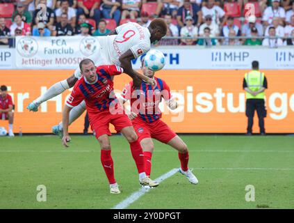 Heidenheim, Germania. 1 settembre 2024. Samuel Essende (FC Augsburg #9), Kopfballchance; FC Augsburg vs. FC Heidenheim, 2. SPIELTAG; LE NORMATIVE DFL VIETANO QUALSIASI USO DI FOTOGRAFIE COME SEQUENZE DI IMMAGINI E/O QUASI-VIDEO. Credito: dpa/Alamy Live News Foto Stock