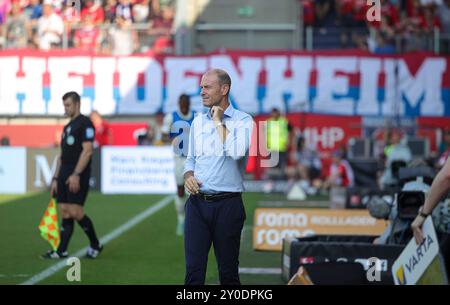 Heidenheim, Germania. 1 settembre 2024. Jess Thorup (allenatore FC Augsburg), nachdenklich; FC Augsburg vs. FC Heidenheim, 2. SPIELTAG; LE NORMATIVE DFL VIETANO QUALSIASI USO DI FOTOGRAFIE COME SEQUENZE DI IMMAGINI E/O QUASI-VIDEO. Credito: dpa/Alamy Live News Foto Stock