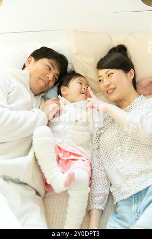 Famiglia di tre in relazioni armoniose Foto Stock