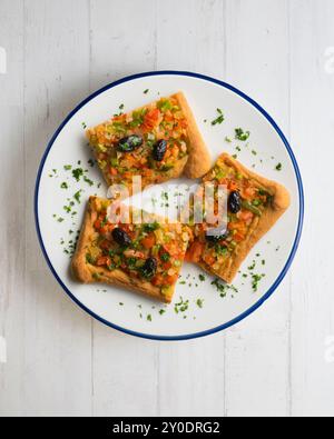 Coca de trampo maiorca con verdure. Tavolo con vista dall'alto e decorazioni. Foto Stock