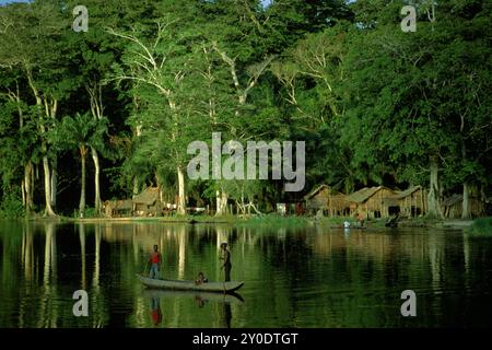 Una canoa sul fiume Congo Foto Stock