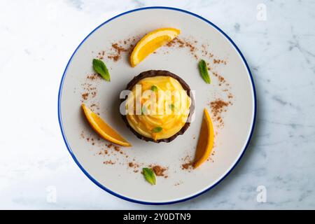 Tartine di cioccolato con crema d'arancia. Tavolo con vista dall'alto e decorazioni. Foto Stock