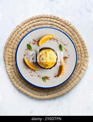 Tartine di cioccolato con crema d'arancia. Tavolo con vista dall'alto e decorazioni. Foto Stock