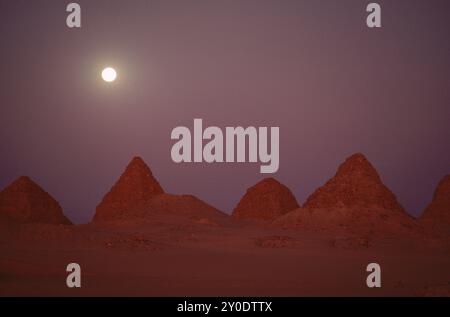 La luna piena risplende sulle rovine delle antiche piramidi nel nord del Sudan. Foto Stock