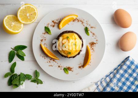 Tartine di cioccolato con crema d'arancia. Tavolo con vista dall'alto e decorazioni. Foto Stock