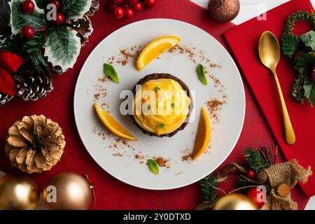 Tartine di cioccolato con crema d'arancia. Tavolo con vista dall'alto e decorazioni natalizie. Foto Stock