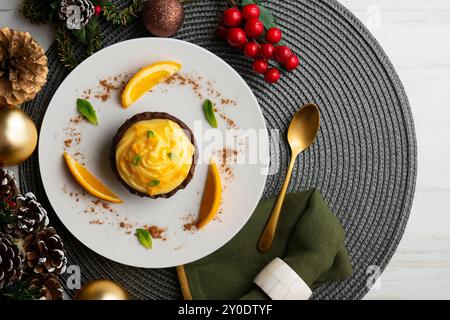 Tartine di cioccolato con crema d'arancia. Tavolo con vista dall'alto e decorazioni. Foto Stock