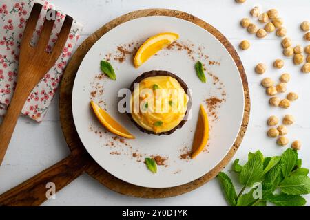 Tartine di cioccolato con crema d'arancia. Tavolo con vista dall'alto e decorazioni. Foto Stock