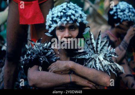 Uomo indiano Yanomami con decorazione avvoltoio sulla testa e fasce di piume sul braccio, pronto per una festa. Nella foresta amazzonica nel Venezuela meridionale. Foto Stock