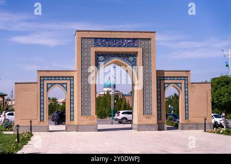 Un grande arco con una cupola blu sopra di esso Foto Stock