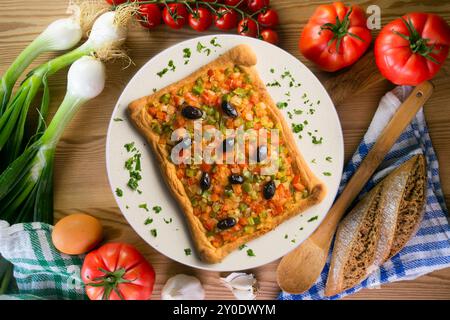 Coca de trampo maiorca con verdure. Tavolo con vista dall'alto e decorazioni. Foto Stock