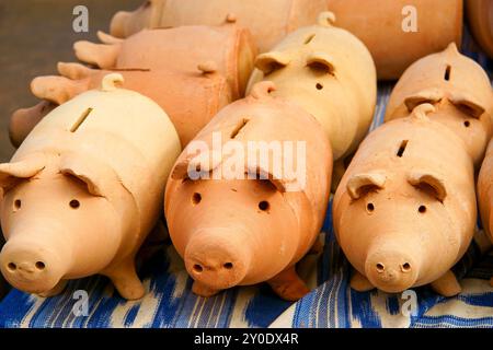 banco di maiali di argilla al forno. Artigianato di argilla. Marratxi. Maiorca. Isole Baleari. Spagna. Foto Stock