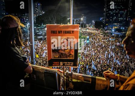 Tel Aviv, Israele. 1 settembre 2024. I manifestanti alzano i cartelli e sventolano la bandiera israeliana durante una protesta a Tel Aviv domenica 1 settembre 2024. Gli organizzatori sostengono che oltre 700.000 israeliani sono saliti nelle strade delle città di tutto il paese domenica sera un giorno dopo che i corpi di Carmel Gat, Eden Yerushalmi, Hersh Goldberg-Polin, Alexander Lobanov, Almog Sarusi e il Maestro Ori Danino, sono stati salvati da Gaza. I manifestanti chiesero che il primo ministro Benjamin Netanyahu raggiungesse un accordo di cessate il fuoco con Hamas per riportare a casa i prigionieri rimasti. Foto di Eyal Warshavsky. Crediti: Eyal Warshavsky/Alam Foto Stock