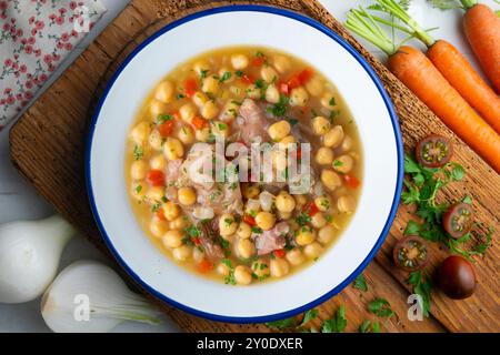 Stufato di ceci con trottole di maiale. Tavolo con vista dall'alto e decorazioni. Foto Stock