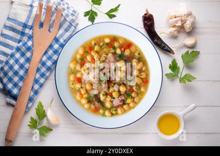 Stufato di ceci con trottole di maiale. Tavolo con vista dall'alto e decorazioni. Foto Stock