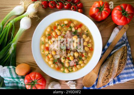 Stufato di ceci con trottole di maiale. Tavolo con vista dall'alto e decorazioni. Foto Stock