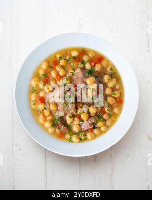 Stufato di ceci con trottole di maiale. Tavolo con vista dall'alto e decorazioni. Foto Stock