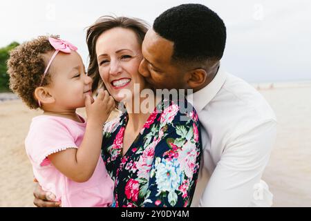 Papà nero mamma caucasica si amano con la figlia del bambino Foto Stock