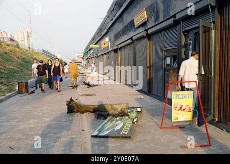 Kiev, Ucraina. 2 settembre 2024. KIEV, UCRAINA - 2 SETTEMBRE 2024 - la gente passa davanti ai negozi del distretto di Sviatoshynskyi danneggiato dall'attacco missilistico russo, Kiev, capitale dell'Ucraina. Crediti: Ukrinform/Alamy Live News Foto Stock