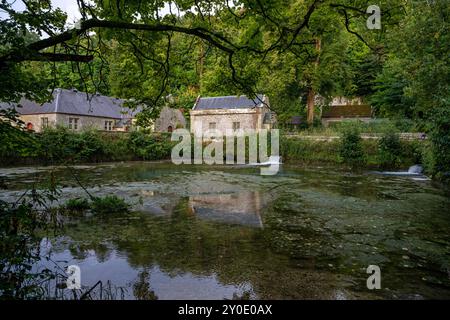 Vecchio mulino costruito di flinstone dal lago Swanbourne in Arundel. West Sussex. Inghilterra Foto Stock