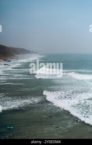 Splendida vista sulle scogliere rocciose dell'oceano a Cascais. Foto Stock