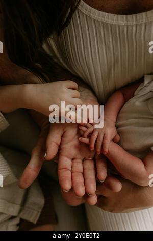 Mani familiari: Un Ritratto di connessione toccante Foto Stock