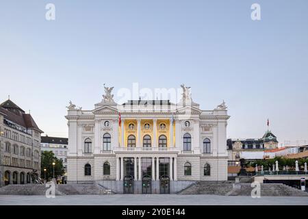 28-08-2024 Zurigo, Svizzera. Teatro nazionale dell'opera a Sechseläutenplatz. Soleggiata mattina d'estate, cielo blu, nessuna gente. Foto Stock