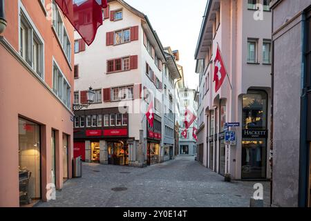 28-08-2024 Zurigo, Svizzera. Città vecchia, famose stradine dello shopping. Luce mattutina d'estate, niente gente. Foto Stock