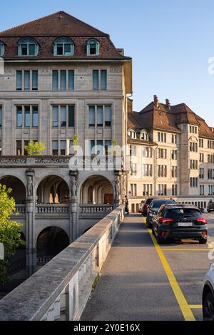 28-08-2024 Zurigo, Svizzera. Edificio storico del governo locale in Lindenhofstrasse. Soleggiato giorno d'estate, niente gente. Foto Stock