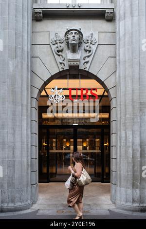 28-08-2024 Zurigo, Svizzera. Irriconoscibile donna caucasica che cammina di fronte all'ingresso della banca UBS sulla Bahnhofstrasse Foto Stock