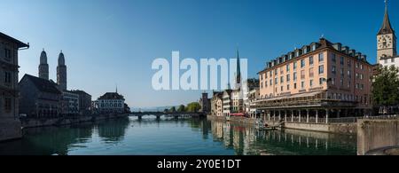 28-08-2024 Zurigo, Svizzera. Vista sul fiume dell'hotel Storchen e del terminal dei traghetti. Soleggiato giorno d'estate, vista panoramica, torre della chiesa di Grossmunster in Foto Stock