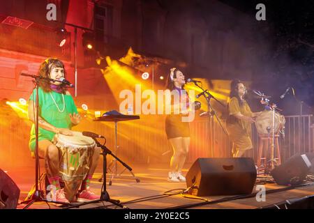 La Perla in concerto per il Festival degli inviti, a Lespignan. Occitanie, Francia Foto Stock