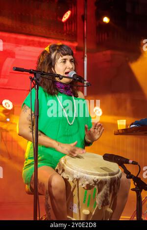 La Perla in concerto per il Festival degli inviti, a Lespignan. Occitanie, Francia Foto Stock