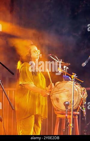 La Perla in concerto per il Festival degli inviti, a Lespignan. Occitanie, Francia Foto Stock