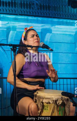 La Perla in concerto per il Festival degli inviti, a Lespignan. Occitanie, Francia Foto Stock