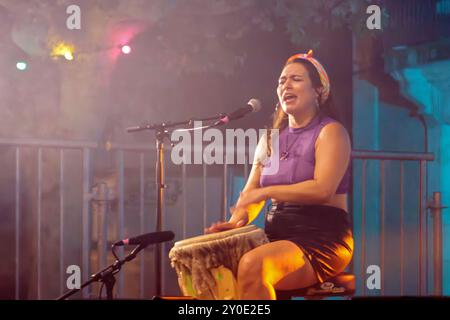 La Perla in concerto per il Festival degli inviti, a Lespignan. Occitanie, Francia Foto Stock