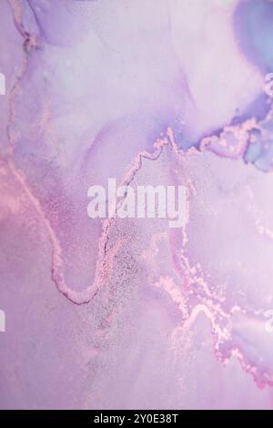 Pittura ad acquerello astratto in delicate tonalità lavanda con delicati motivi vorticosi e texture visualizzate su una tela Foto Stock