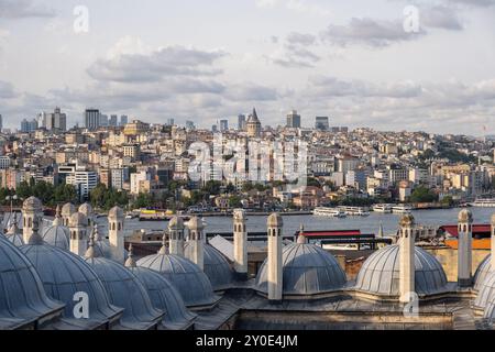Una splendida vista di Istanbul mostra il fiume Bosforo e lo skyline, featurin Foto Stock