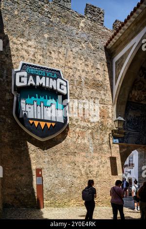 Arco d'ingresso principale all'antica città fortificata del villaggio di Obidos, una destinazione turistica ed emblematica destinazione di gioco d'azzardo portoghese, il Portogallo. Foto Stock