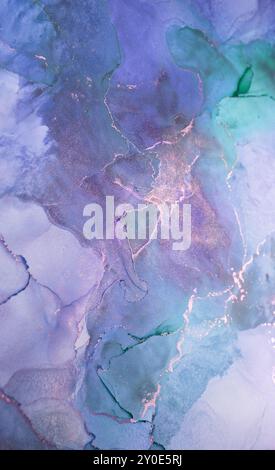 Opere d'arte astratte ad acquerello con sfumature di viola e tè con delicati dettagli dorati e texture fluide Foto Stock