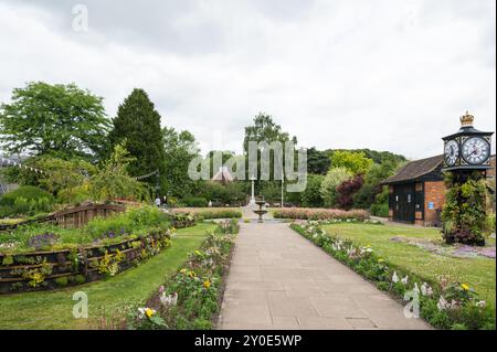 Giardini pluripremiati Amersham Memorial Gardens, giardino commemorativo della Guerra Mondiale. Old Amersham Buckinghamshire Inghilterra Regno Unito Foto Stock