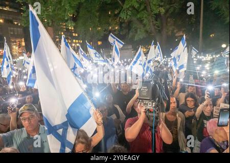 New York, New York, Stati Uniti. 1 settembre 2024. (NUOVO) "Bring them Home NOW" Veglia per commemorare gli ostaggi assassinati da Hamas. 1 settembre 2024, New York, New York, USA: Migliaia di persone che detengono bandiere, cartelli e luci israeliane hanno partecipato a una veglia pacifica e cupa "Bring Them Home NOW" per i sei ostaggi rapiti e uccisi dai terroristi di Hamas, i partecipanti chiedono al primo ministro Benjamin Netanyahu di raggiungere un accordo di cessate il fuoco per riportare a casa i prigionieri rimasti, al Columbus Circle il 1 settembre 2024 a New York City. Americana - israeliana lei Foto Stock