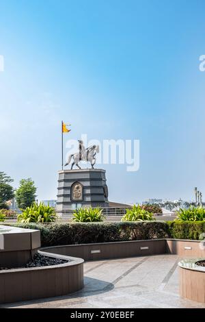 Monumento di Shiva Chhatrapati Shri Shivaji Maharaj a cavallo. Una statua dell'eroe nazionale indiano conosciuta come Shiva-Mumbai International Airport-Trav Foto Stock